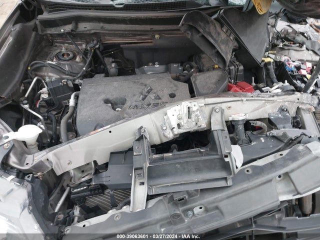 JA4AD3A30JZ003233 Mitsubishi Outlander Se