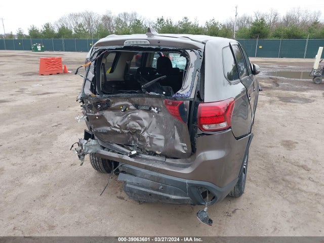 JA4AD3A30JZ003233 Mitsubishi Outlander Se