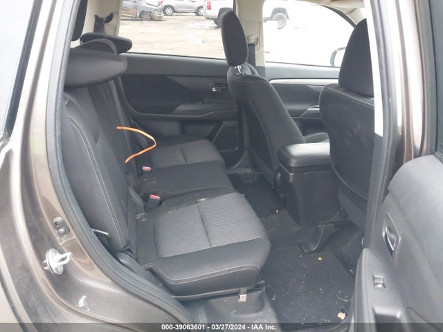 JA4AD3A30JZ003233 Mitsubishi Outlander Se