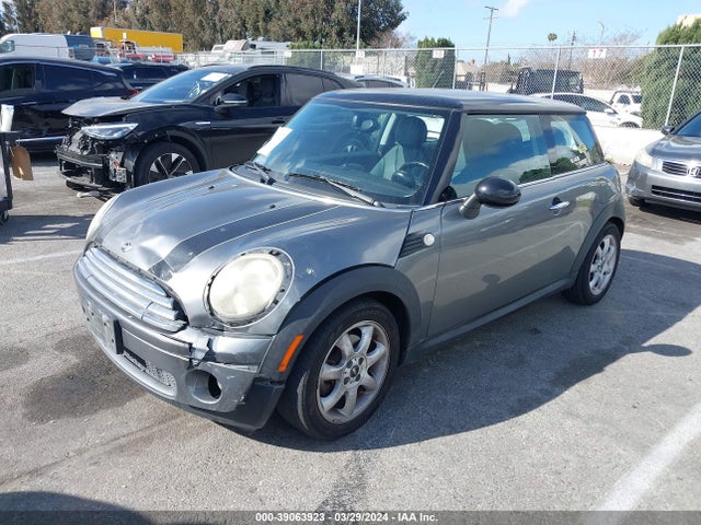 2010 MINI COOPER WMWMF3C56ATZ26005 Photo 1