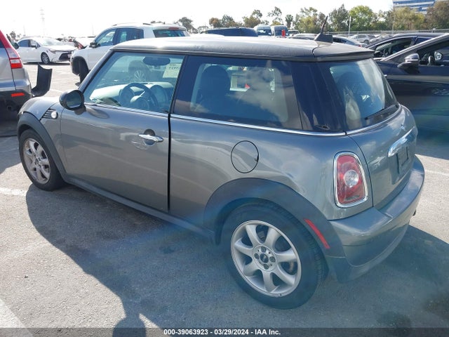 2010 MINI COOPER WMWMF3C56ATZ26005 Photo 2