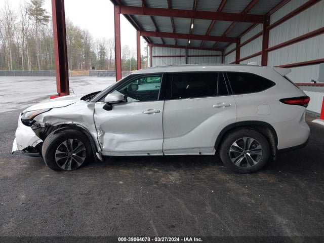 Toyota Highlander Xle 2022 5TDGZRBH0NS596856 Image 14