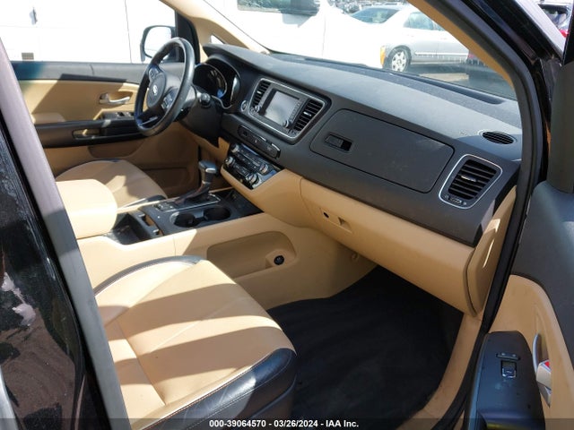 KIA SEDONA LX 2018 KNDMB5C14J6379788 Image 5