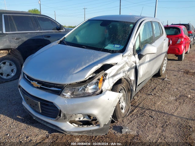 Chevrolet TRAX LS 2018 KL7CJKSB1JB704229 Image 2