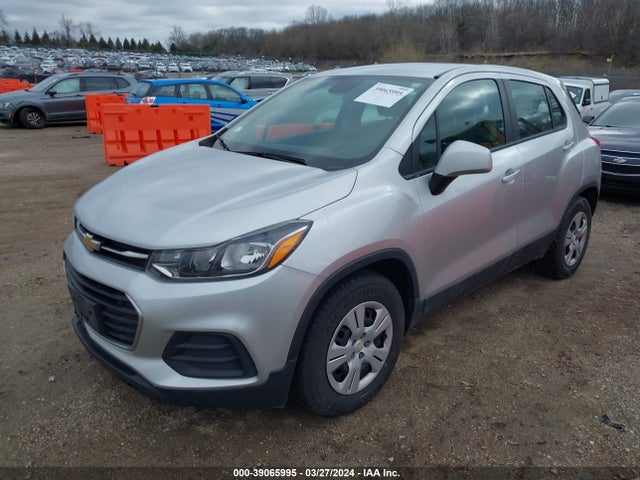 Chevrolet TRAX LS 2018 KL7CJKSBXJB721885 Image 2