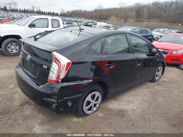Toyota Prius Three 2014 JTDKN3DU6E1813255 Image 4