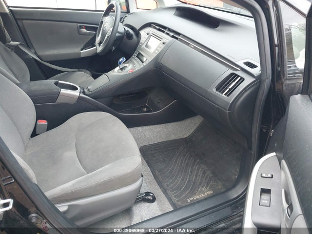 Toyota Prius Three 2014 JTDKN3DU6E1813255 Image 5