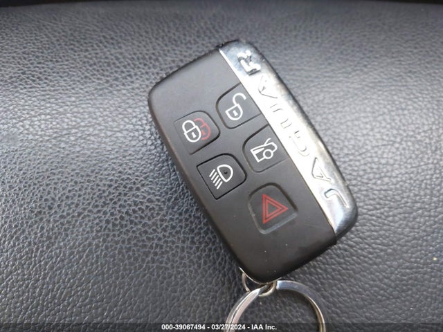 2017 JAGUAR XE SAJAE4BV9HA956896 Photo 10