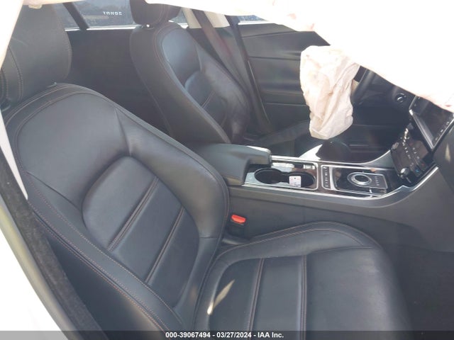 2017 JAGUAR XE SAJAE4BV9HA956896 Photo 4