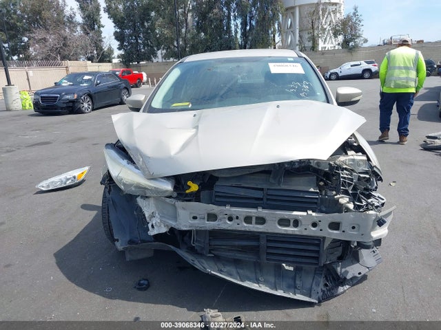 Ford FOCUS SE 2017 1FADP3F20HL304243 Image 6