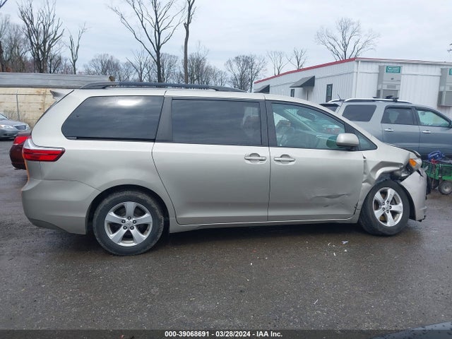 Toyota Sienna Le 8 Passenger 2017 5TDKZ3DC3HS828492 Image 13