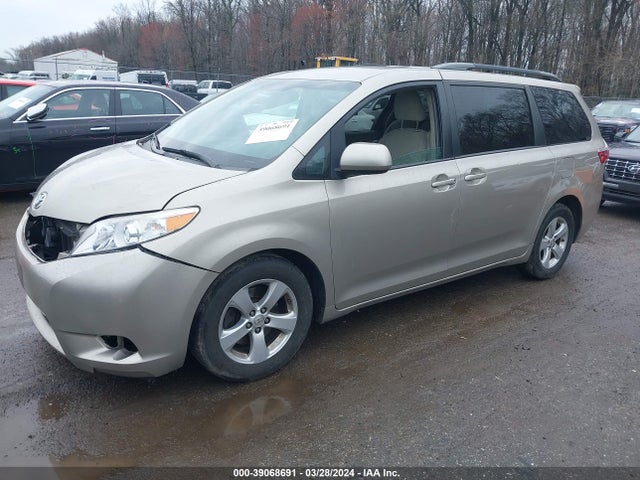 Toyota Sienna Le 8 Passenger 2017 5TDKZ3DC3HS828492 Image 2