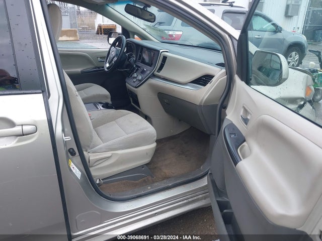 Toyota Sienna Le 8 Passenger 2017 5TDKZ3DC3HS828492 Image 5