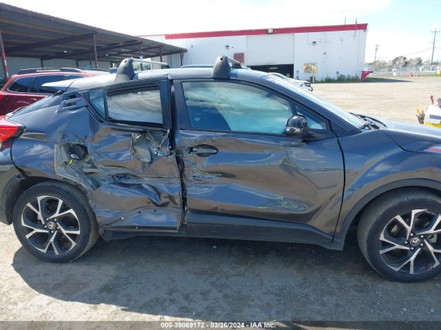 Toyota C-HR XLE 2022 NMTKHMBX6NR141354 Image 13