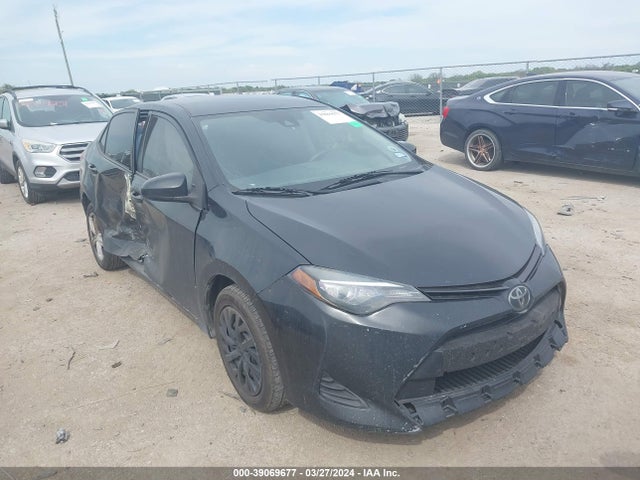 Toyota COROLLA LE 2018 5YFBURHE7JP755395 Image 1