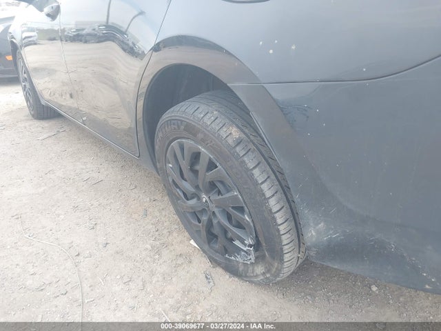 Toyota COROLLA LE 2018 5YFBURHE7JP755395 Image 17