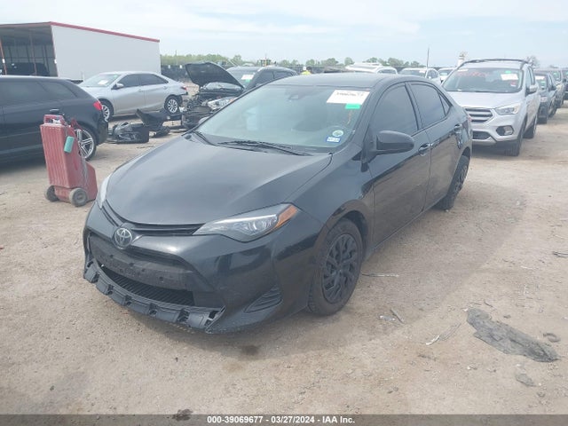 Toyota COROLLA LE 2018 5YFBURHE7JP755395 Image 2