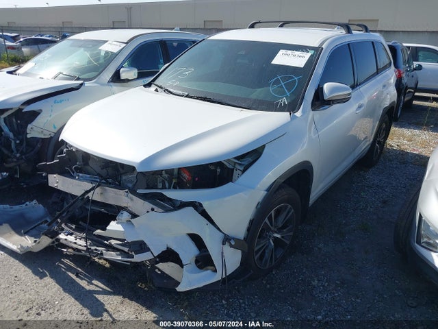 Toyota Highlander Le Plus 2018 5TDBZRFH5JS862189 Image 2