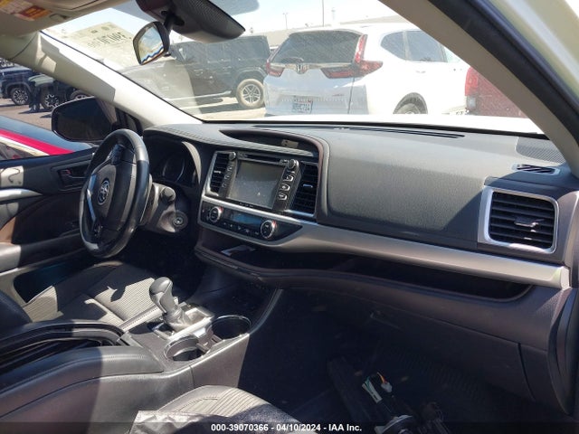 Toyota Highlander Le Plus 2018 5TDBZRFH5JS862189 Image 5