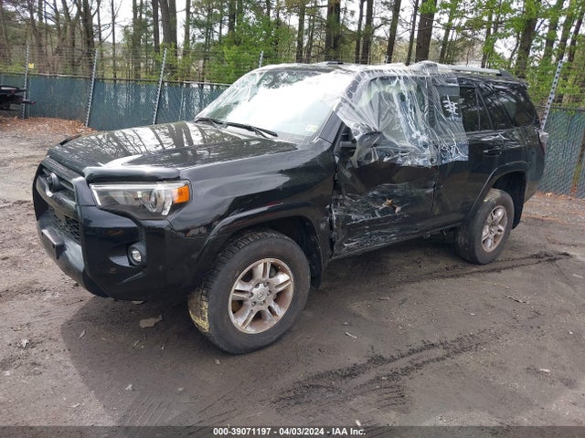 Toyota 4RUNNER SR5 2022 JTEMU5JRXN6000071 Image 2