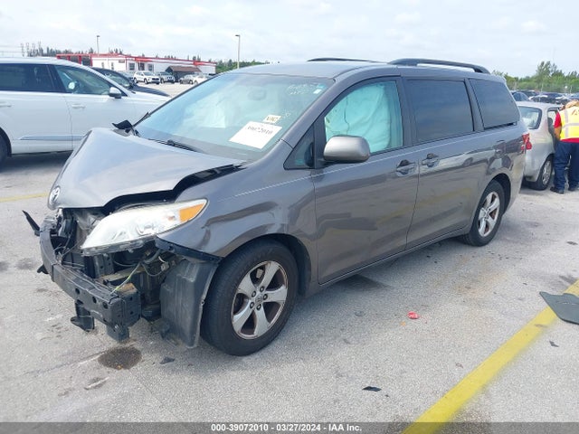 Toyota Sienna Le 8 Passenger 2017 5TDKZ3DC7HS792015 Image 2