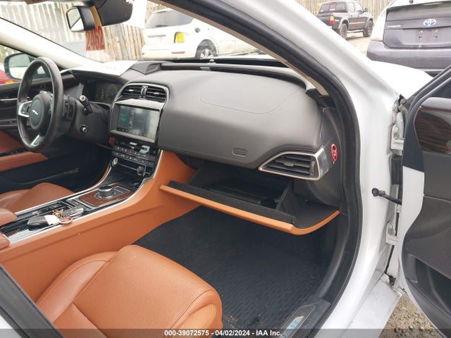 2018 JAGUAR XE SAJAN4EV8JCP17717 Photo 4