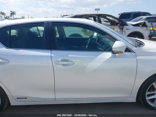 Lexus CT 200H 2015 JTHKD5BH7F2248562 Image 13