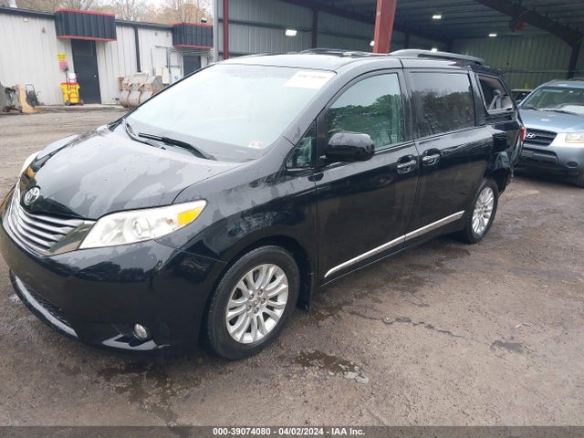 Toyota Sienna Xle 8 Passenger 2015 5TDYK3DC2FS646584 Image 2