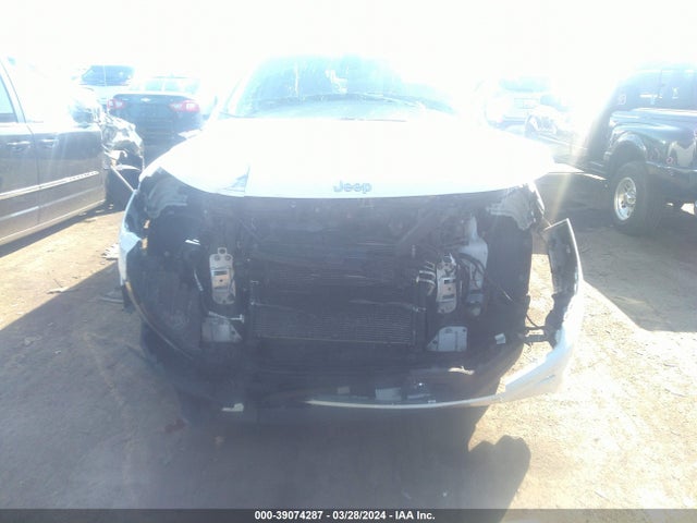 3C4NJDBB8JT418528 Jeep Compass Latitude 4x4