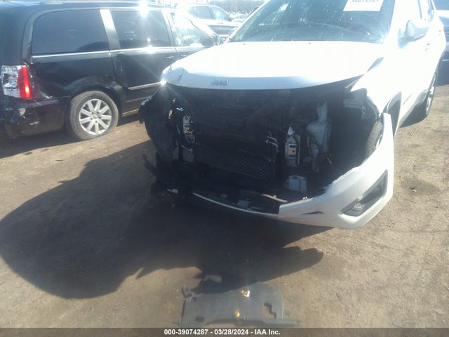 3C4NJDBB8JT418528 Jeep Compass Latitude 4x4
