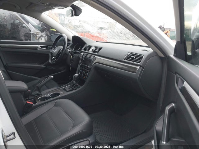 1VWGT7A39HC031584 Volkswagen Passat 1.8t Se