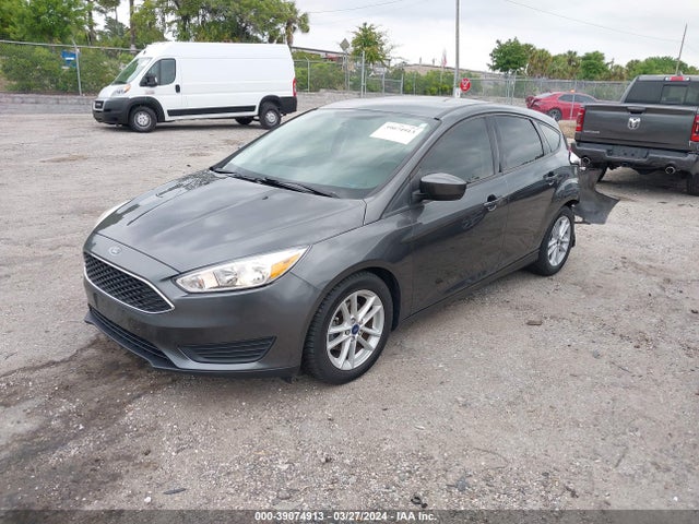 Ford FOCUS SE 2018 1FADP3K24JL268861 Image 2