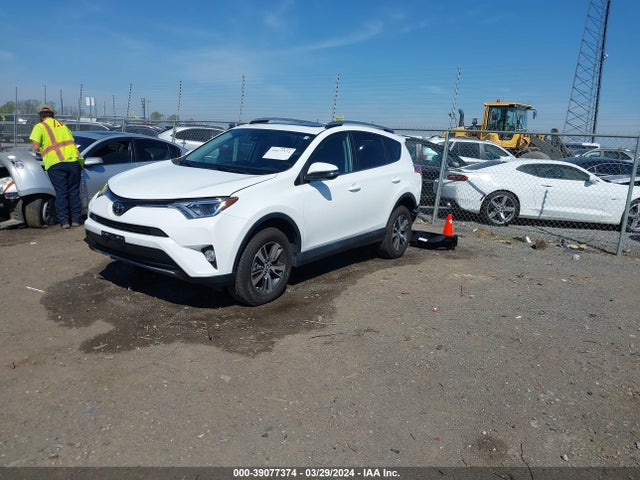 Toyota Rav4 Xle 2018 2T3RFREV6JW703954 Image 2