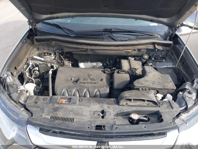 JA4AZ3A33JZ005219 Mitsubishi Outlander Se