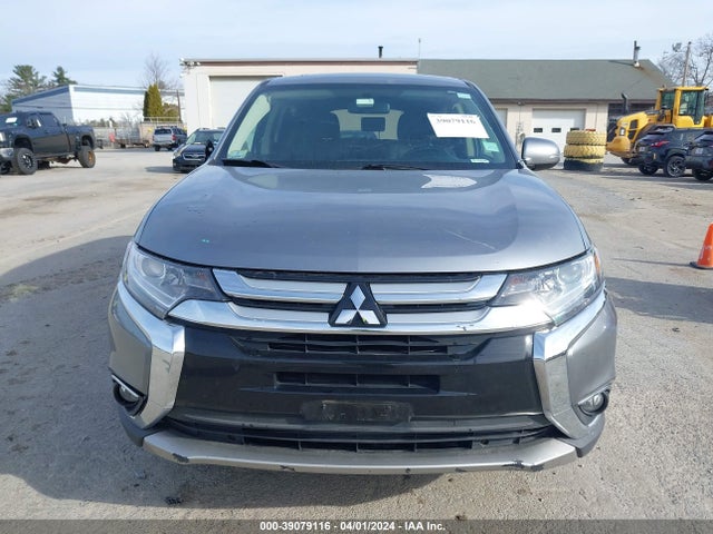 JA4AZ3A33JZ005219 Mitsubishi Outlander Se