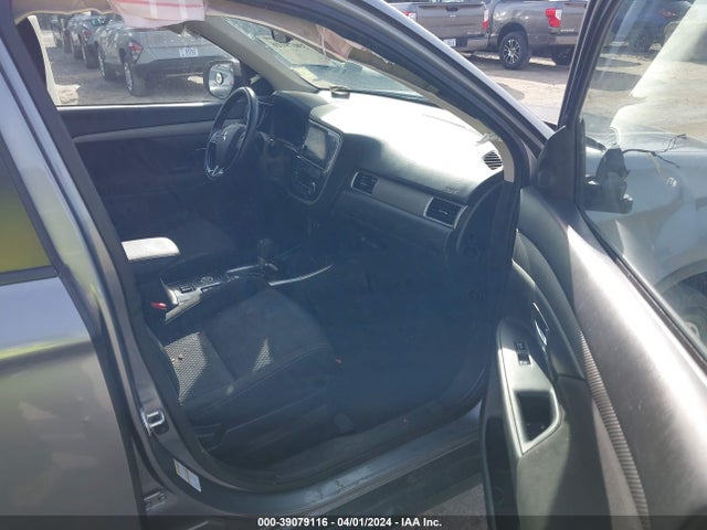 JA4AZ3A33JZ005219 Mitsubishi Outlander Se