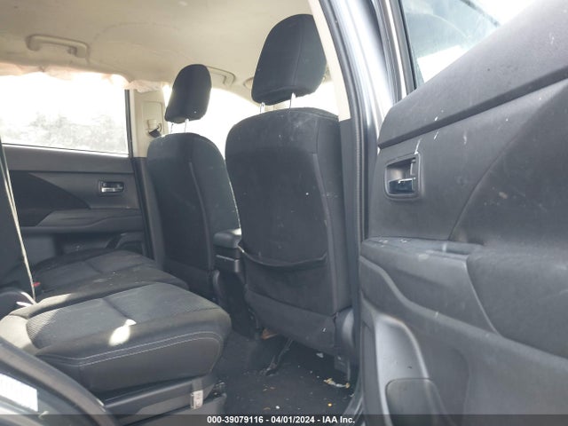 JA4AZ3A33JZ005219 Mitsubishi Outlander Se