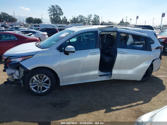 Toyota SIENNA XLE 2023 5TDJRKECXPS179471 Image 14