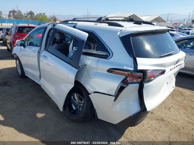 Toyota SIENNA XLE 2023 5TDJRKECXPS179471 Image 3