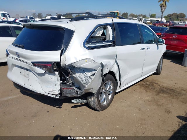 Toyota SIENNA XLE 2023 5TDJRKECXPS179471 Image 4