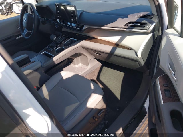 Toyota SIENNA XLE 2023 5TDJRKECXPS179471 Image 5