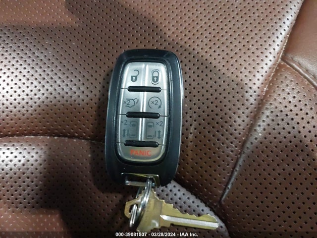 Chrysler Pacifica Limited 2017 2C4RC1GGXHR561377 Image 11