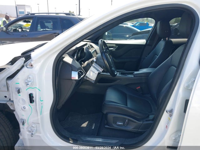 SADCJ2GX2KA368559 Jaguar F-pace 25t Premium/30t Premium