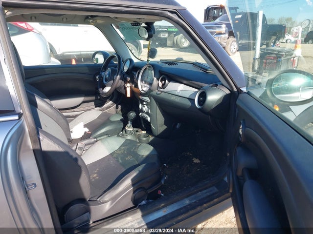 2010 MINI COOPER CLUBMAN WMWML3C51ATX38260 Photo 4
