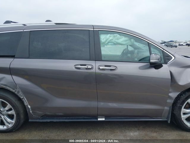 5TDERKECXNS124842 Toyota Sienna Platinum
