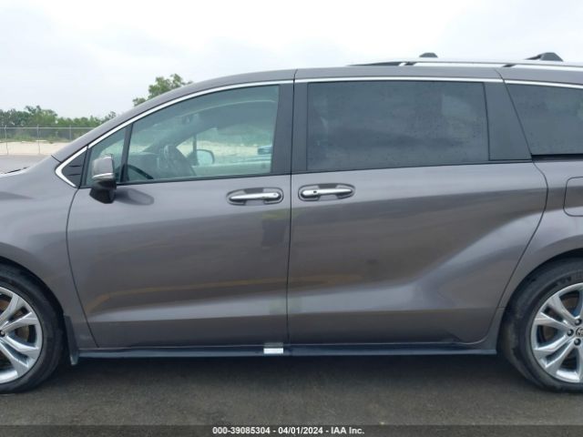 5TDERKECXNS124842 Toyota Sienna Platinum
