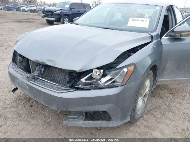 1VWAT7A3XHC033530 Volkswagen Passat 1.8t S