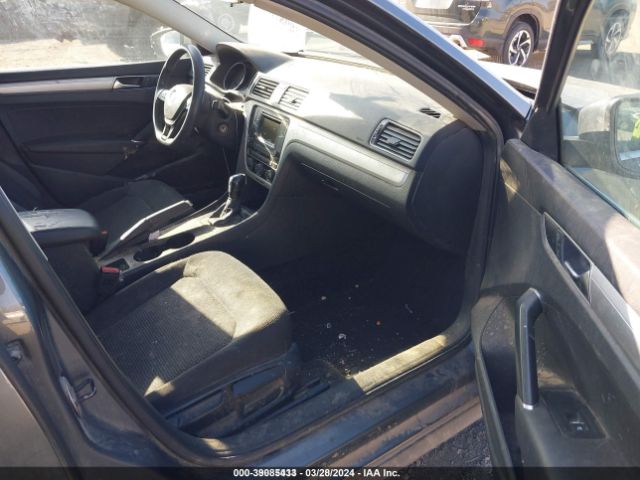 1VWAT7A3XHC033530 Volkswagen Passat 1.8t S