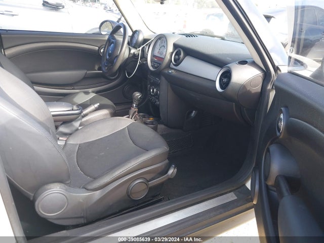 2013 MINI CLUBMAN WMWZF3C54DT490961 Photo 4
