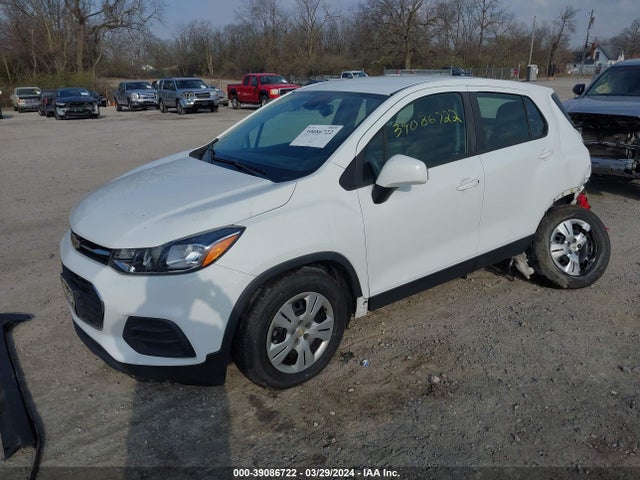 Chevrolet TRAX LS 2018 KL7CJKSB1JB549794 Image 2